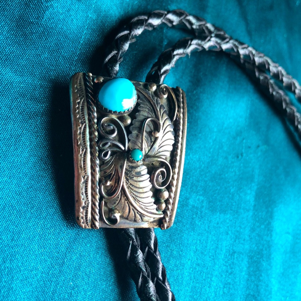 VINTAGE SILVER AND TURQUOISE BOLO TIE